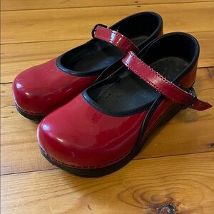SANITA Girls 34 Size 4 Red Mary Jane Clogs Patent Leather EUC Buckle Strap Black